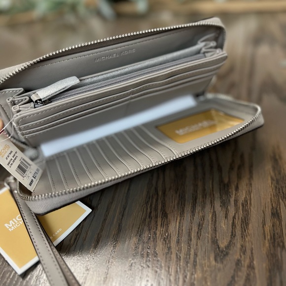 Michael Kors NEW leather jet set large zip around wallet/wristlet - Picture 4 of 10